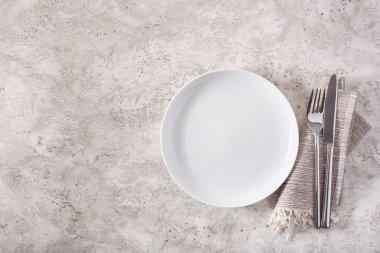 Beton arka planda boş çatal bıçak