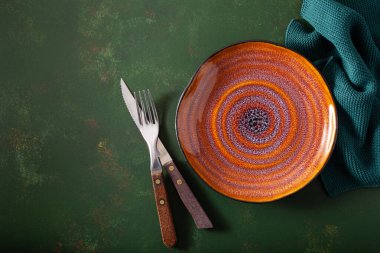 Koyu arkaplanda boş çatal bıçak