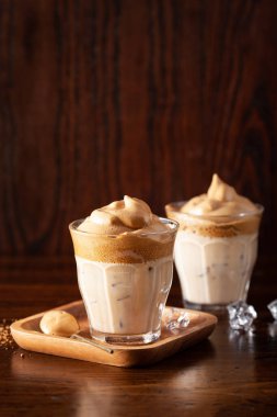 Bardakta dalgona kahvesi. Şekerli ve sıcak suyla çırpılmış modaya uygun kahve