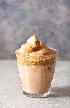 Bardakta dalgona kahvesi. Şekerli ve sıcak suyla çırpılmış modaya uygun kahve