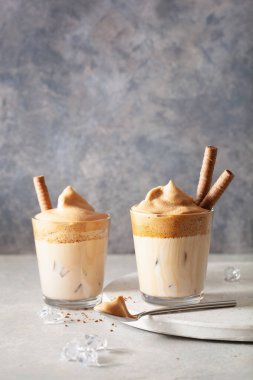 Bardakta dalgona kahvesi. Şekerli ve sıcak suyla çırpılmış modaya uygun kahve