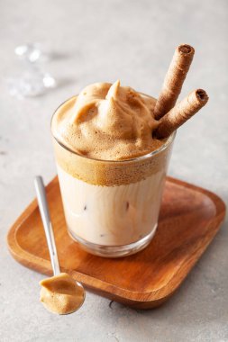 Bardakta dalgona kahvesi. Şekerli ve sıcak suyla çırpılmış modaya uygun kahve