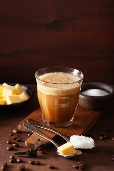 Skudsikker Kaffe Keto Paleo Drink Blandet Med Smør Kokosolie - Stock-foto