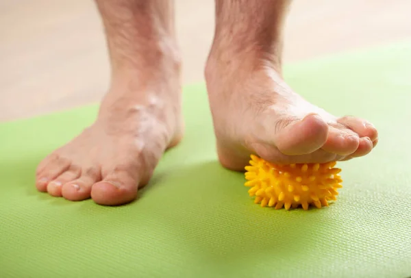 Man Gör Plattfot Korrigering Gymnastik Motion Med Hjälp Massage Boll — Stockfoto