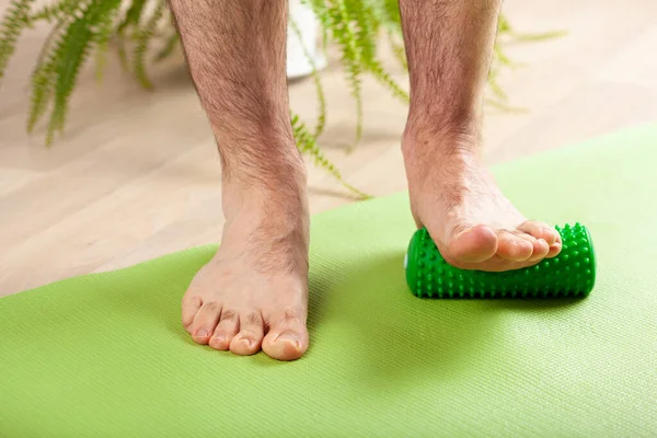 Homem Fazendo Exercício Ginástica Correção Flatfoot Usando Rolo Massagem Casa — Fotografia de Stock