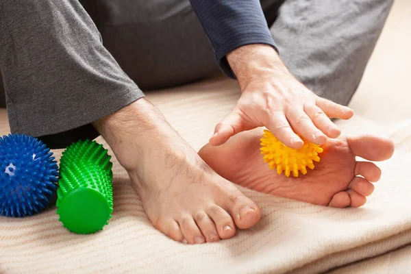Man Doet Platvoet Correctie Zelf Massage Thuis — Stockfoto