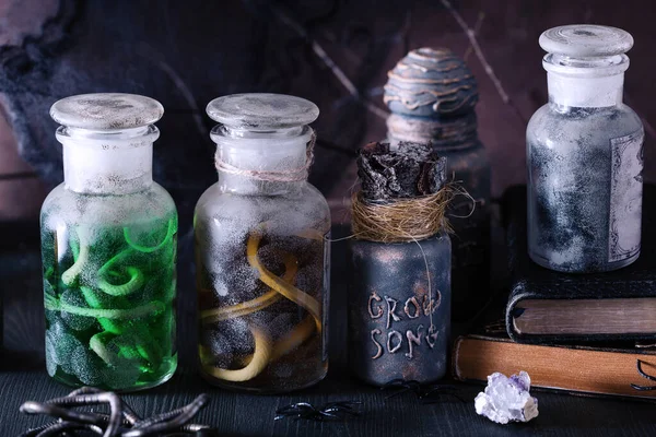 魔女の黙示録の瓶魔法の薬ハロウィンの装飾 — ストック写真
