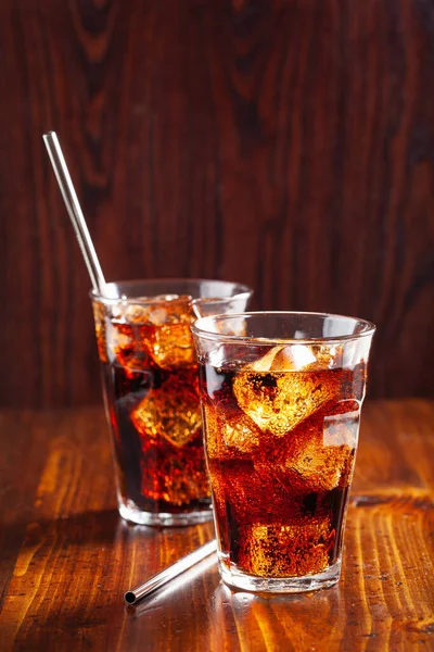 Glas Kall Cola Läsk Med Trä Bakgrund — Stockfoto