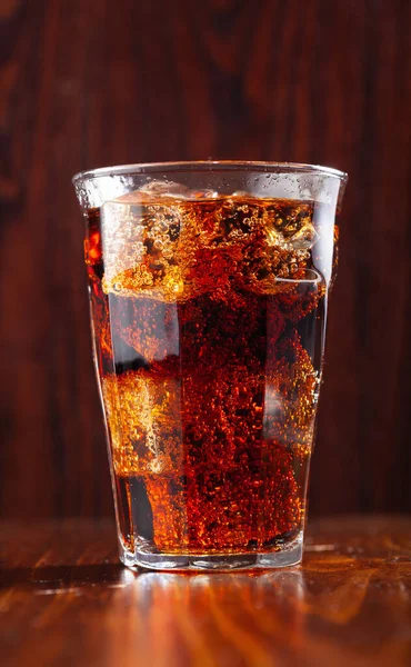 Vaso Refresco Cola Fría Con Hielo Sobre Fondo Madera —  Fotos de Stock