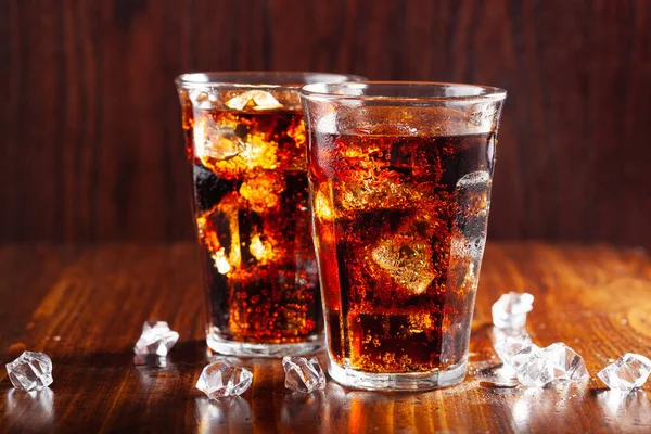 Glas Kalte Cola Limonade Mit Eis Auf Holzgrund — Stockfoto