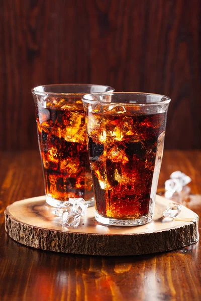 Vaso Refresco Cola Fría Con Hielo Sobre Fondo Madera —  Fotos de Stock