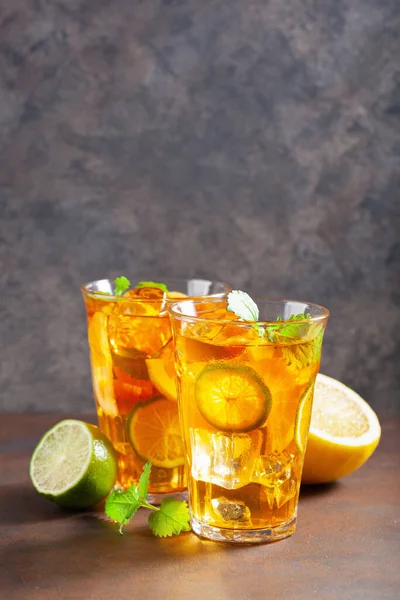 加柠檬和薄荷的冰茶 — 图库照片