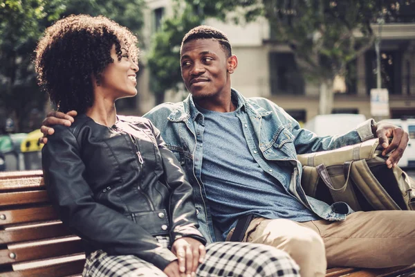 Boldog fiatal fekete pár-kültéri — Stock Fotó