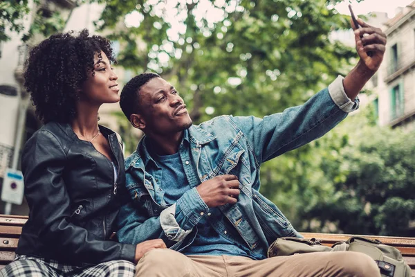 Joven feliz pareja negra al aire libre — Foto de Stock