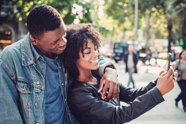 Joven feliz pareja negra al aire libre —  Fotos de Stock