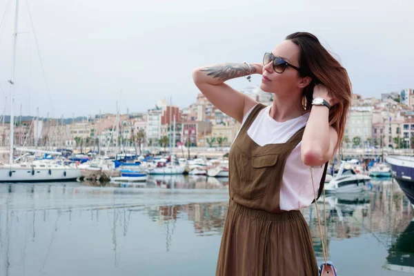 Jonge vrouw op vakantie wandelen in haven — Stockfoto