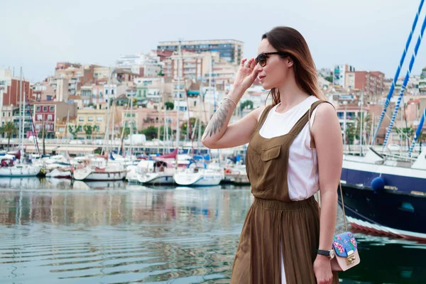 Giovane donna in vacanza a piedi in porto — Foto Stock