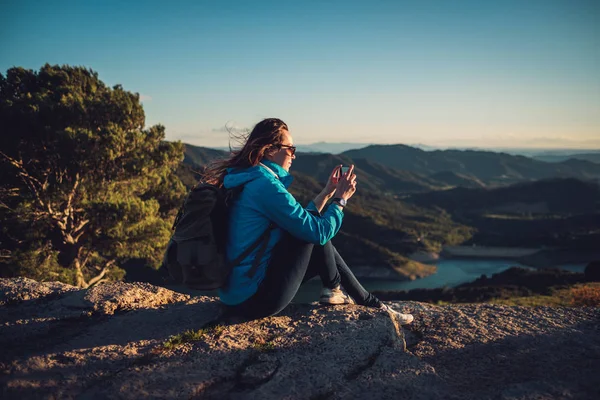 Vrouw wandelaar op een top van een berg — Stockfoto