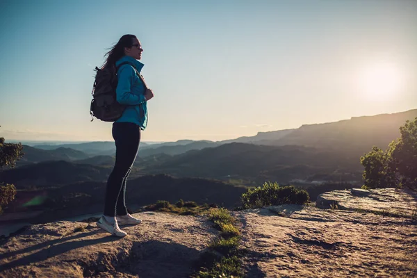 Vrouw wandelaar op een top van een berg — Stockfoto