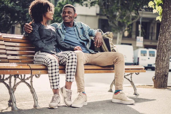 Joven feliz pareja negra al aire libre —  Fotos de Stock