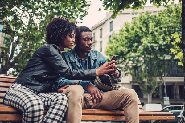 Joven feliz pareja negra al aire libre —  Fotos de Stock