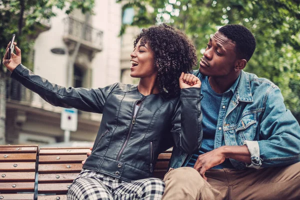 Jeune couple noir heureux à l'extérieur — Photo