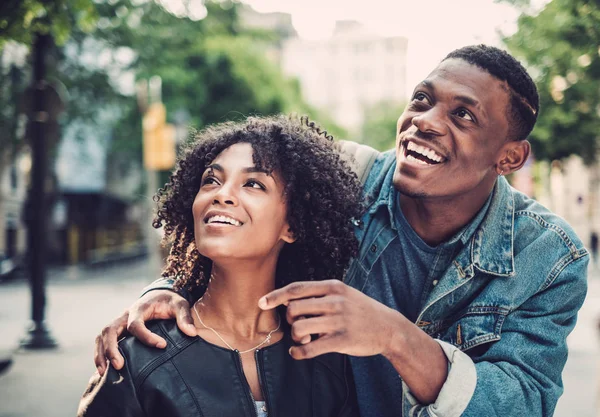 Joven feliz pareja negra al aire libre —  Fotos de Stock