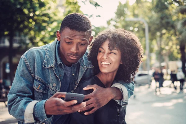 Jovem feliz casal preto ao ar livre — Fotografia de Stock