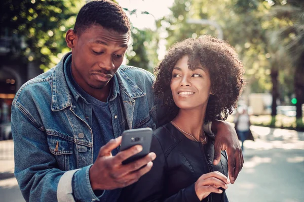 Jovem feliz casal preto ao ar livre — Fotografia de Stock