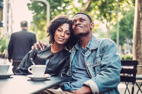 Giovane felice coppia nera all'aperto — Foto Stock