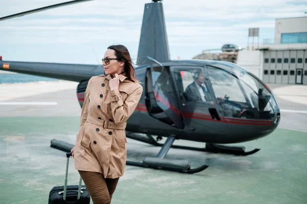 Kobieta biznesu w pobliżu prywatnego helikoptera — Zdjęcie stockowe