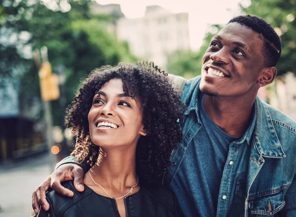 Joven feliz pareja negra al aire libre —  Fotos de Stock