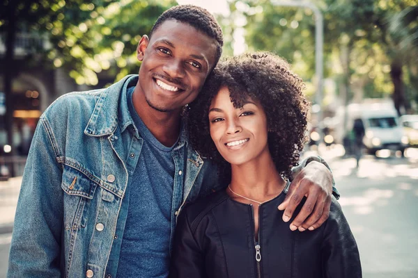 Jovem feliz casal preto ao ar livre — Fotografia de Stock