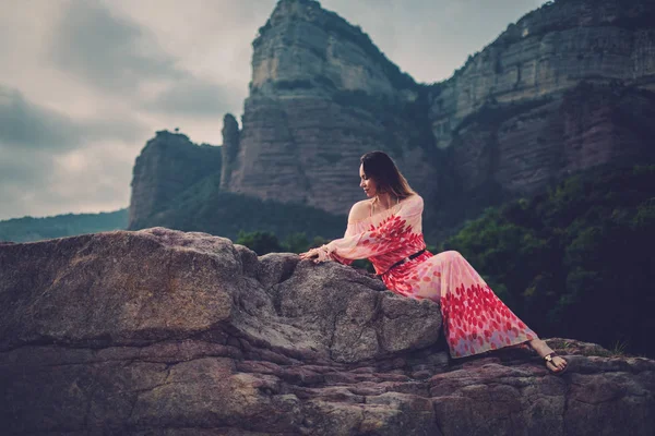Krásná dívka v červených šatech na horách. Španělsko, Sant Roma de Sau. — Stock fotografie