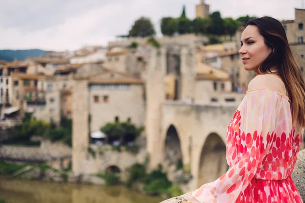 Krásná mladá žena v Besalu, Španělsko — Stock fotografie