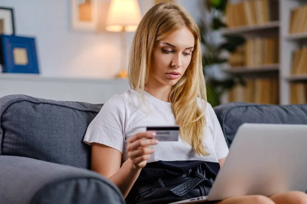 Bella donna che utilizza la carta di credito per lo shopping online — Foto Stock