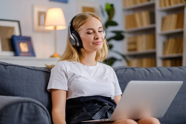 Junge hübsche Frau genießt Musik mit Kopfhörern. — Stockfoto