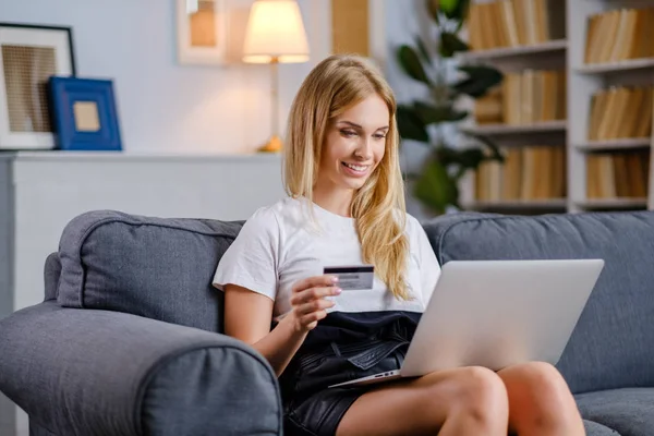 Bella donna che utilizza la carta di credito per lo shopping online — Foto Stock