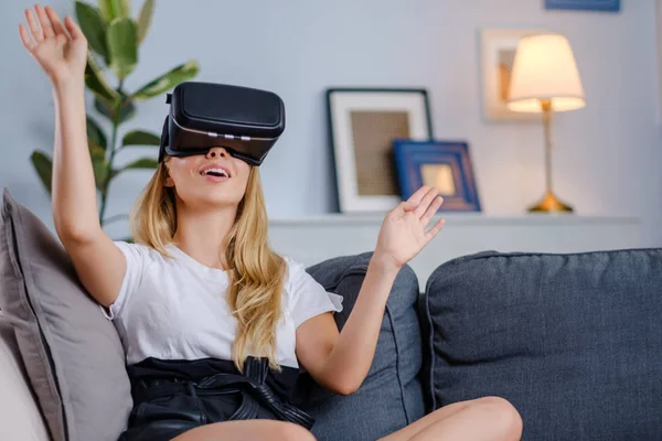 Attrayant jeune femme dans VR casque gestuelle et souriante — Photo