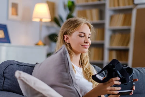 Attrayant jeune femme dans VR casque gestuelle et souriante — Photo