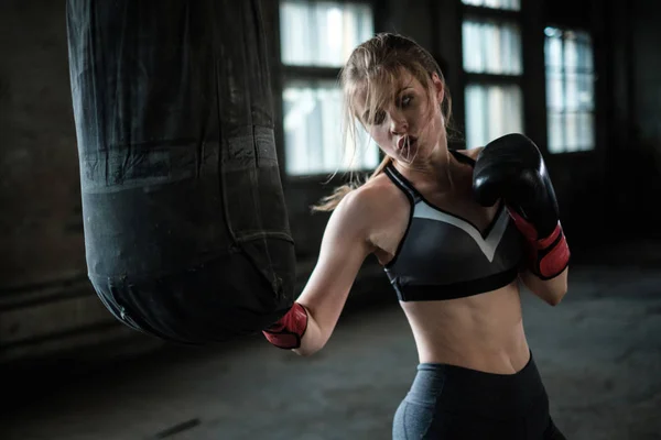 Boxer féminin se préparant pour l'entraînement au Boxing Club — Photo