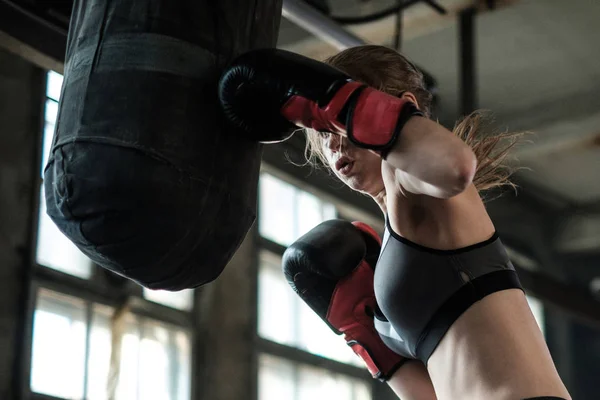 Boxer feminino se preparando para treinamento em Boxe Clube — Fotografia de Stock