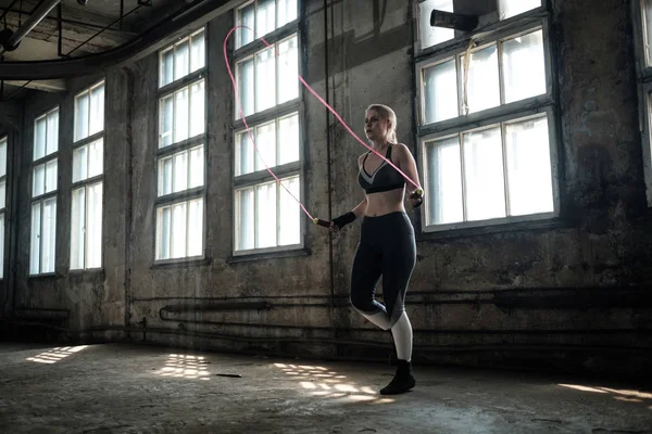 Boxer féminin se préparant pour l'entraînement au Boxing Club — Photo