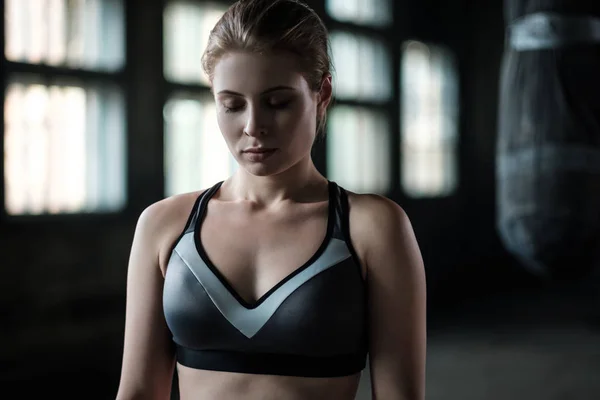 Boxer feminino se preparando para treinamento em Boxe Clube — Fotografia de Stock