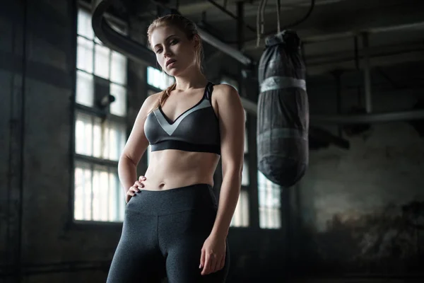 Boxer feminino se preparando para treinamento em Boxe Clube — Fotografia de Stock