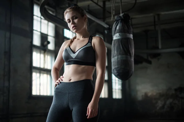 Female Boxer preparing for training in Boxing Club — Stock Photo, Image