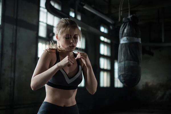 Boxer femminile si prepara per l'allenamento nel Boxing Club — Foto Stock