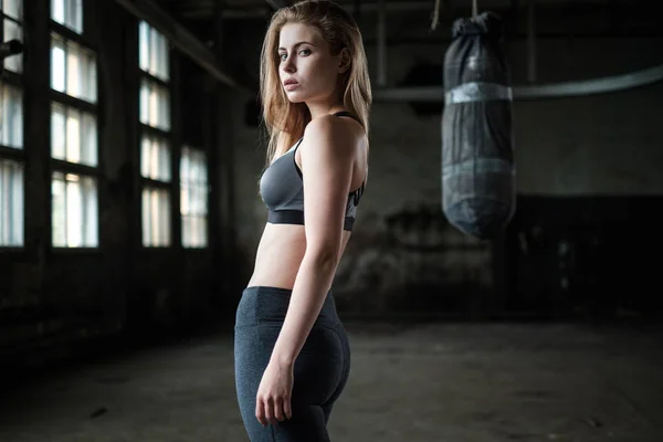 Female Boxer preparing for training in Boxing Club — Stock Photo, Image