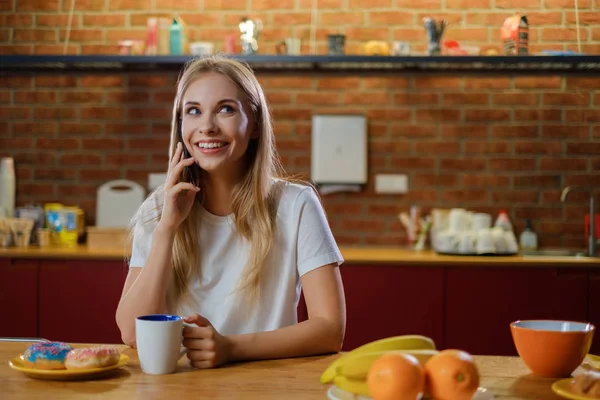 Belle jeune femme prenant le petit déjeuner — Photo