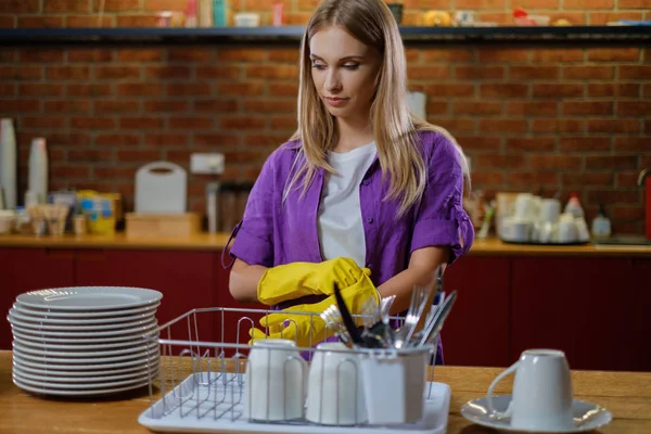Unga vackra kvinnan arbetar i köket — Stockfoto